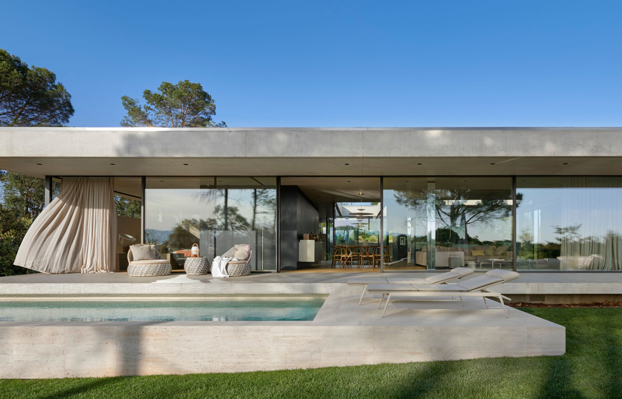 Projet architectural : Rénovation d’une villa de luxe en Béton et Verre ...